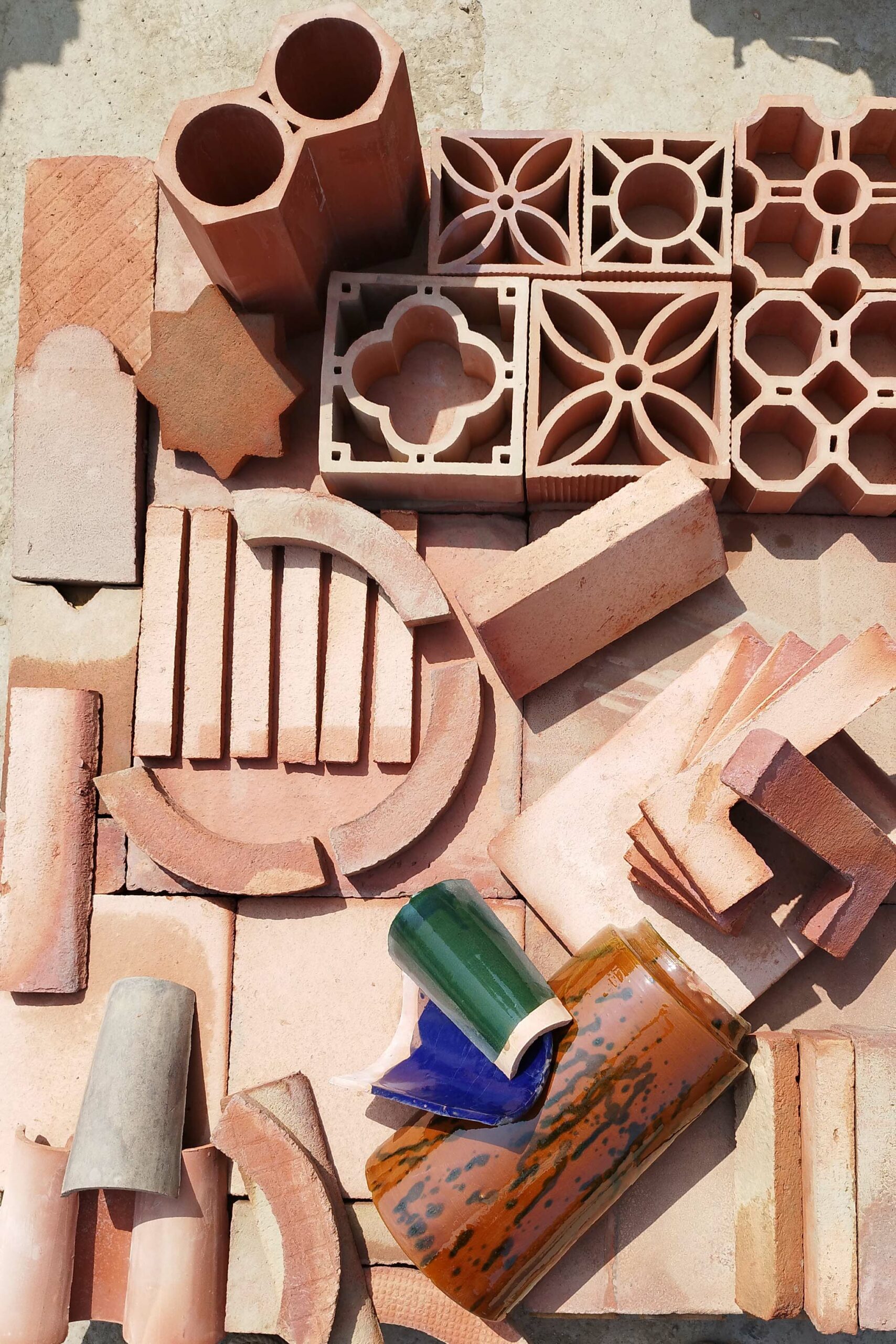 Catálogo de materiales cerámicos: tejas árabes, lozas extrusionadas, ladrillo rústico, celosías y vierteaguas en Cerámicas Crespillo y Gómez.